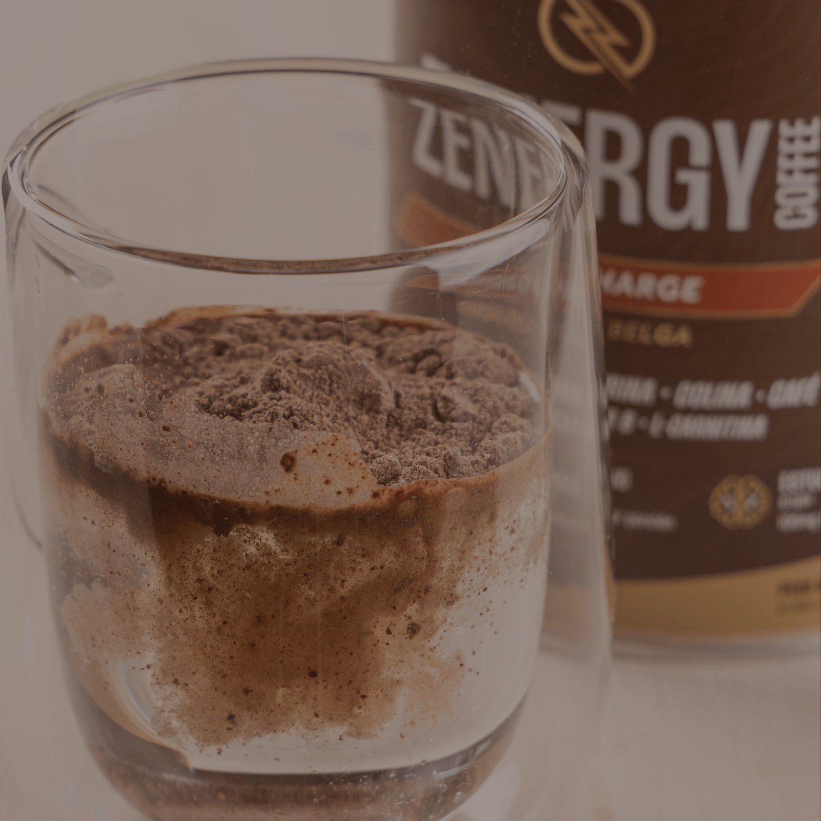 Vaso con Zenergy Chocolate Belga en polvo y envase al fondo