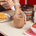 Preparación de Zenergy Chocolate Belga con leche en vaso junto al envase