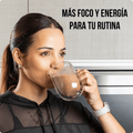 Mujer bebiendo Zenergy Chocolate Belga con mensaje sobre foco y energía para la rutina