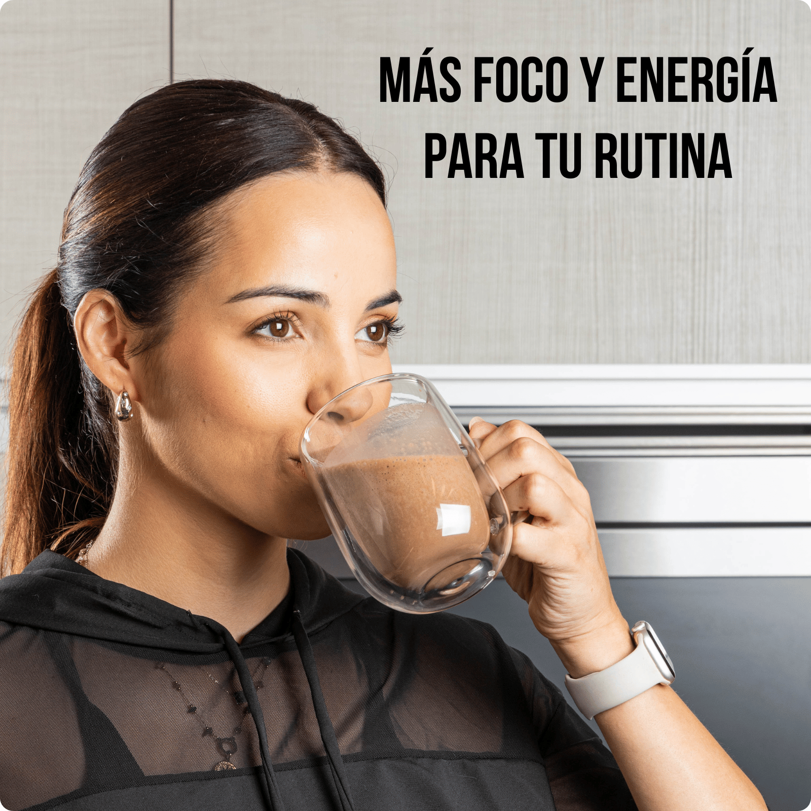 Mujer bebiendo Zenergy Chocolate Belga con mensaje sobre foco y energía para la rutina