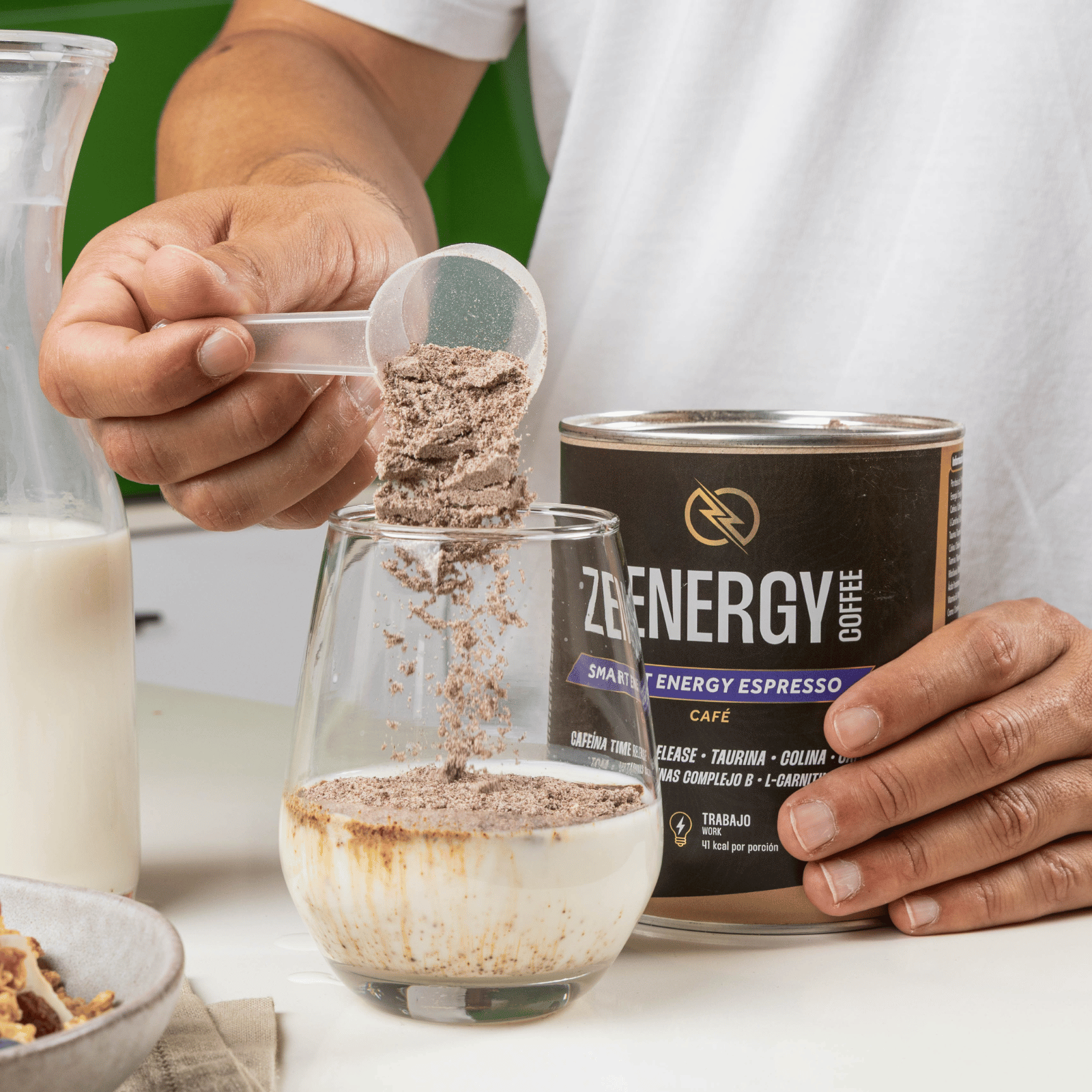 Añadiendo un cacito de Zenergy Espresso Intenso a un vaso con leche