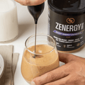 Preparación de Zenergy Espresso Intenso con espumador de mano en vaso de café