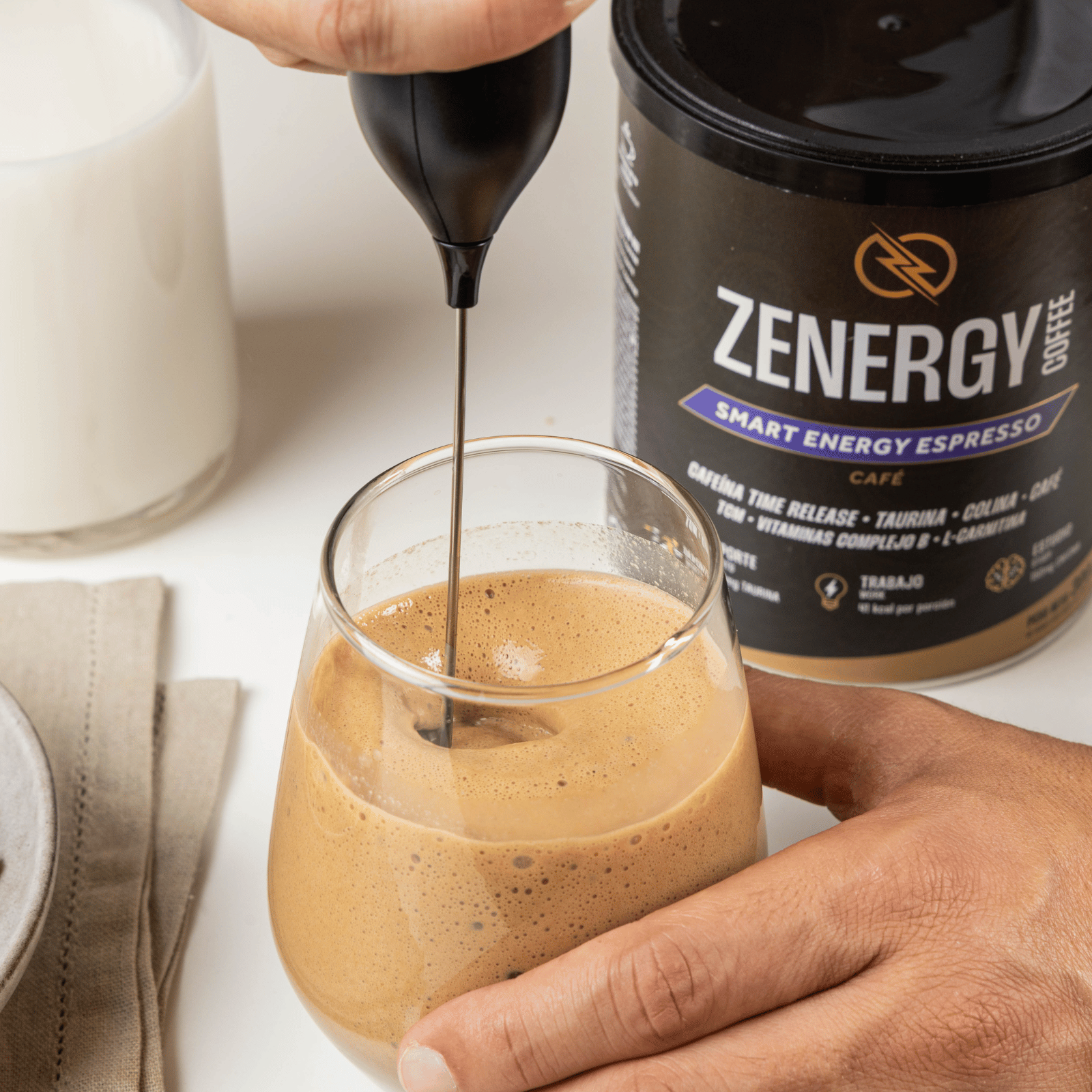 Preparación de Zenergy Espresso Intenso con espumador de mano en vaso de café