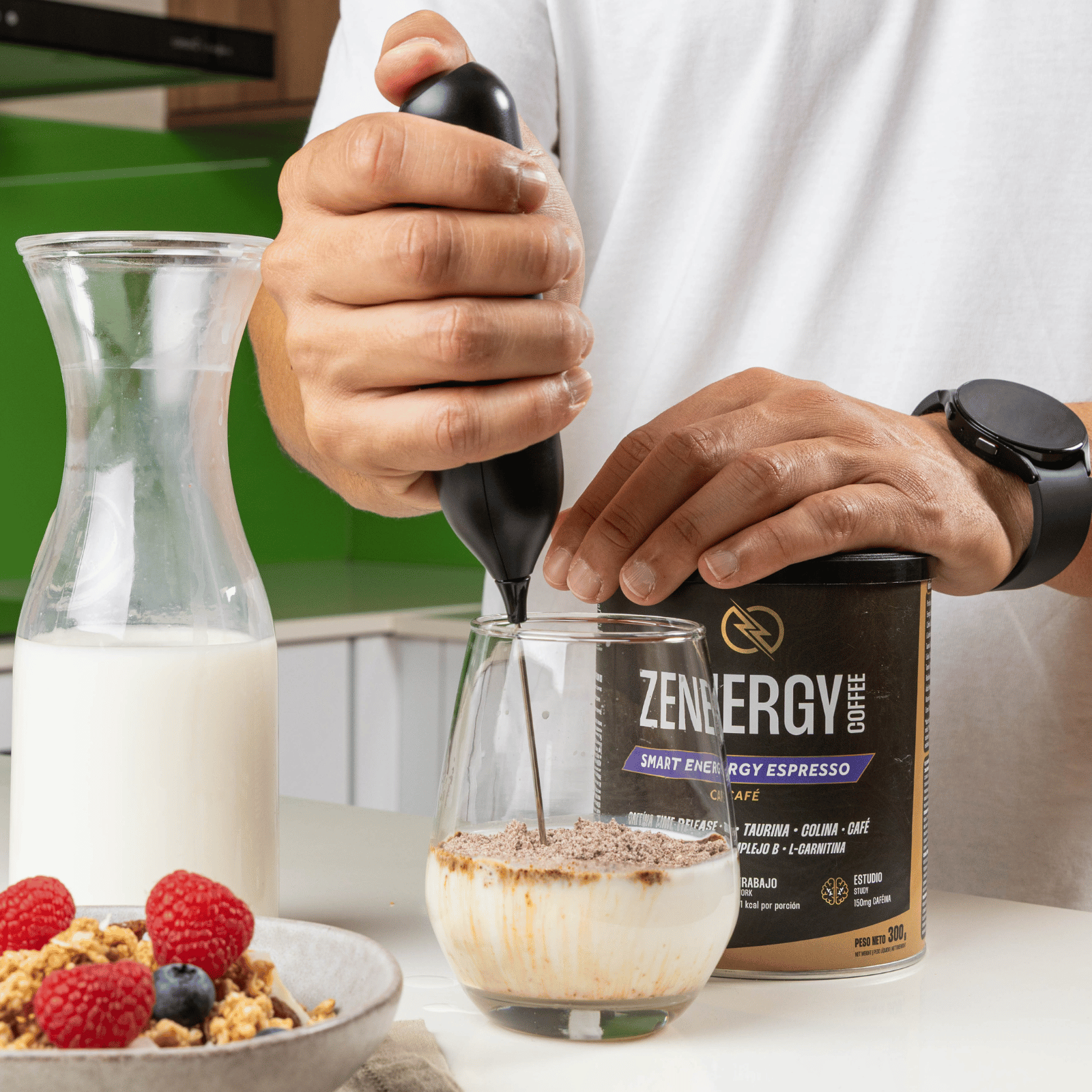 Preparación de Zenergy Espresso Intenso con leche y espumador manual en vaso de cristal